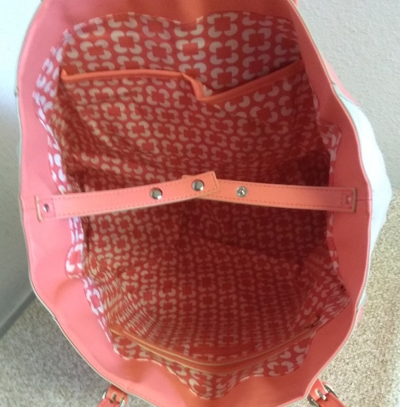 Vera Bradley 2 Tone Vinyl Feel Tote - Picture 2 of 7